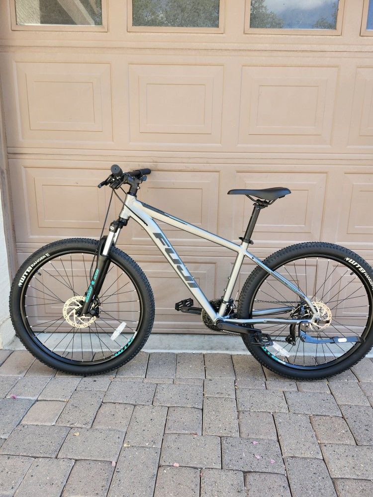 FUJI NEVADA 27.5 INCH MOUNTAIN BIKE LIKE NEW ( CHECK MY OTHER BIKES)
