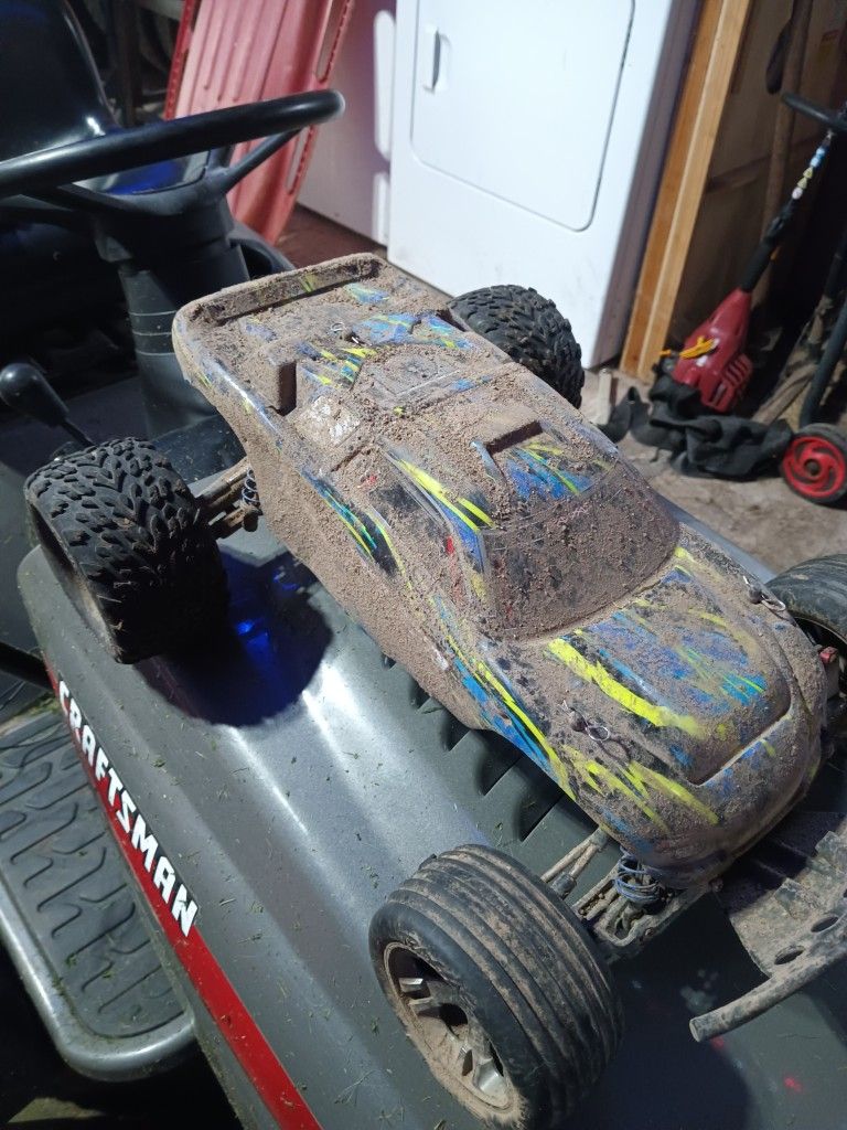 2WD RC CAR, 2 BATTERYS, CHARGER, CONTROLLER