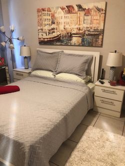 Queen size modern white