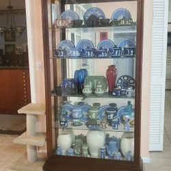 WEDGWOOD COLLECTION INCLUDING 3 GLASS FRONTED CABINETS 250+ PIECES