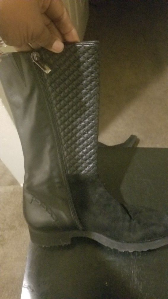Pre Owned Taryn Rose Size 6 women Boots
