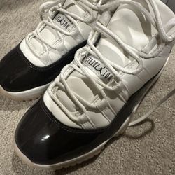 JORDANS 11 NEAPOLITAN • WOMENS 6.5 