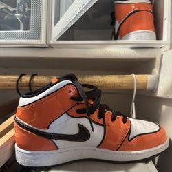 Nike Air Jordan 1 Mid SE Turf Orange White Black BQ6931-802 GS Size 5.5Y