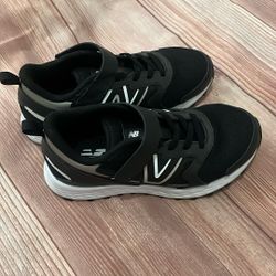 Boys New Balance Sneakers Sz 2.5