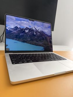 MacBook Pro 14" M3 Pro (18GB / 512GB) Silver - Like New, Battery 99%