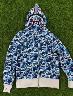 Used bape hoodie kinda tight it’s a small but it fits like a extra small