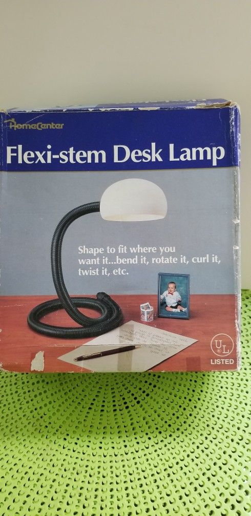 VERSATILE DESK LAMP