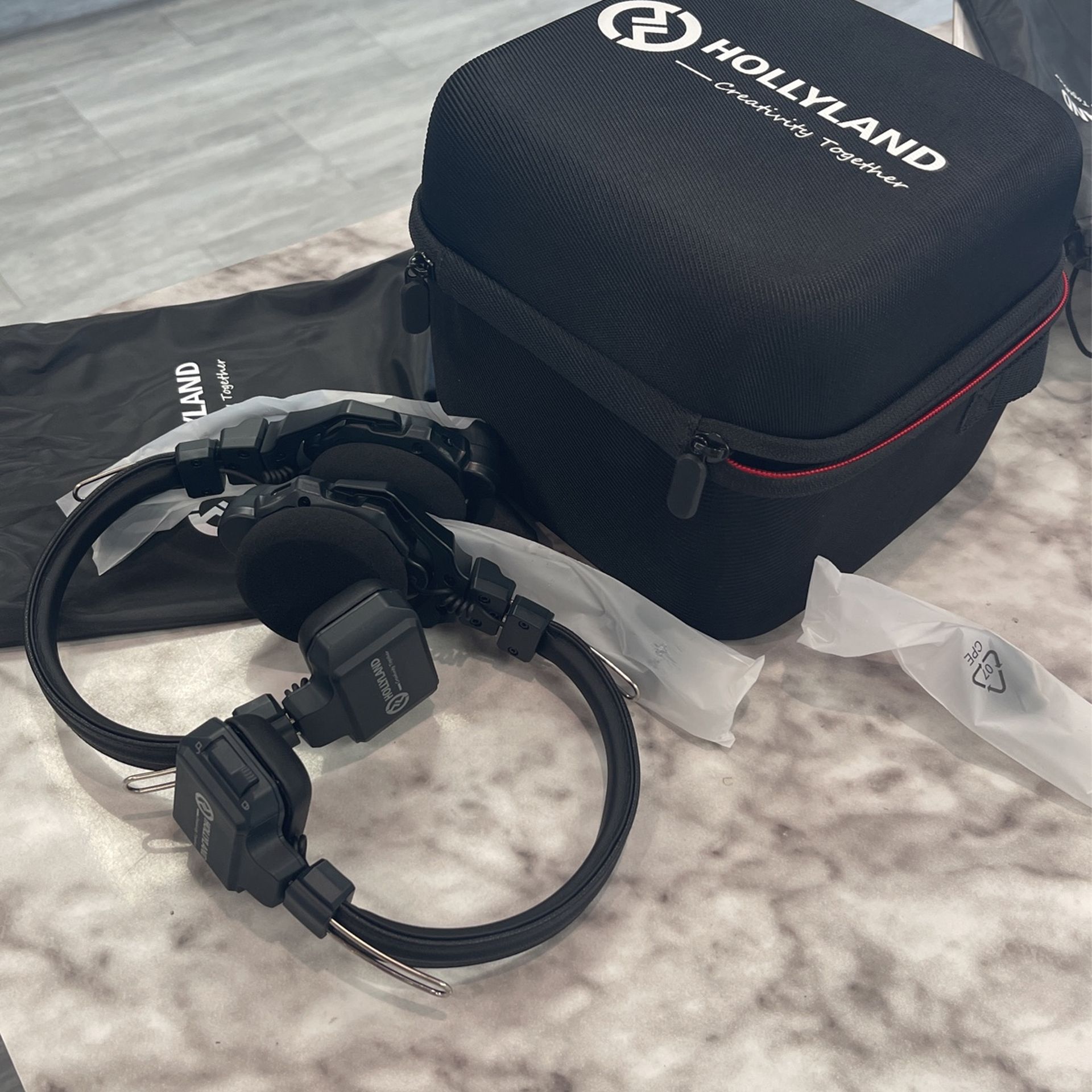 Hollyland Solidcom C1-3S Full-Duplex Wireless DECT Intercom System with 3 Headsets (1.9 GHz)