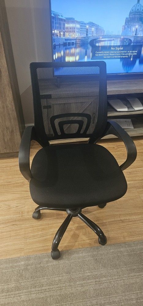 Black Mesh Office Chair – Swivel & Adjustable