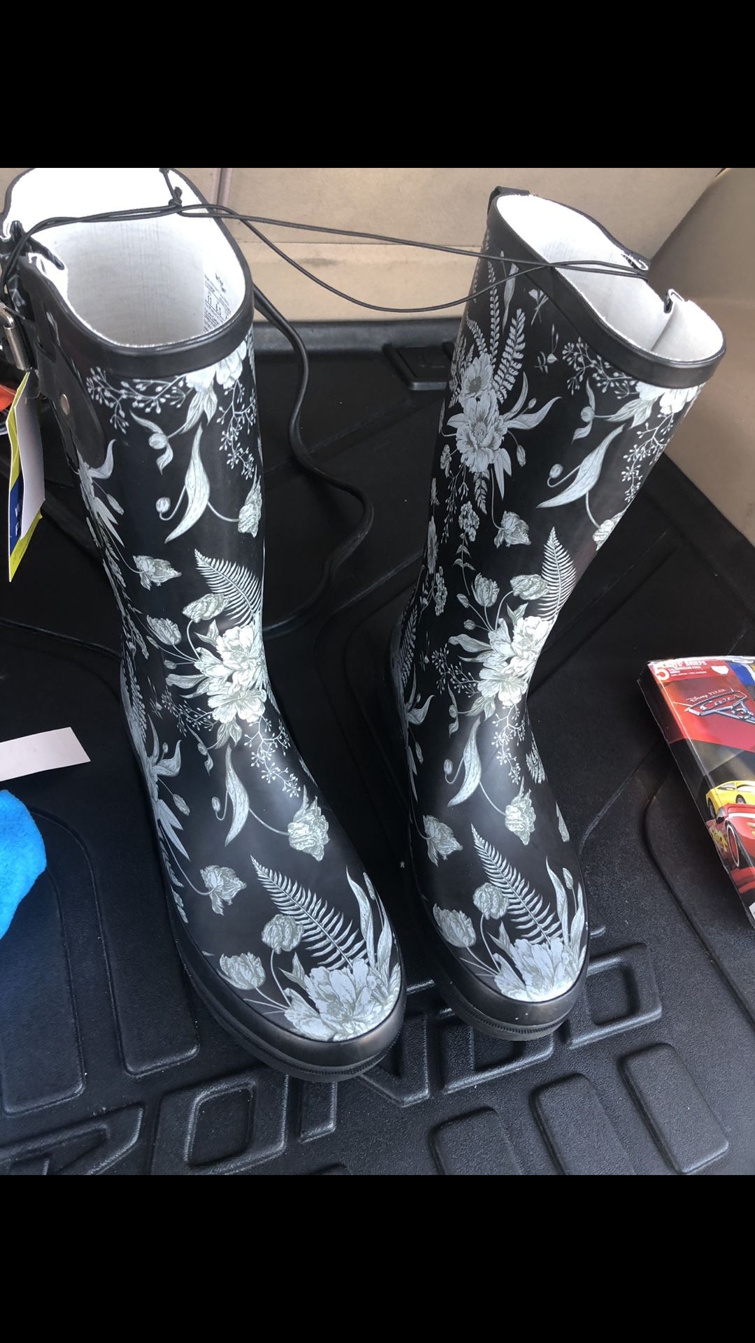 Woman’s 11 rain boots