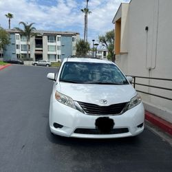2014 Toyota Sienna White Clean Title Excellent 