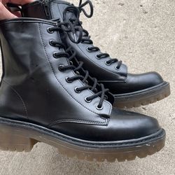 Woman’s Boots Sz  7.5
