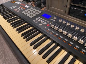 Akai MPK88 Midi Controller w/ gig bag