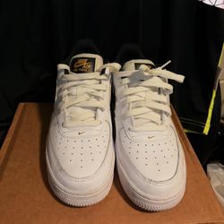 White Nike Air Force 1 Kicks