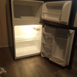 Mainsatys 3.2 Cu Ft . 2 door Refrigerator With Freezer 