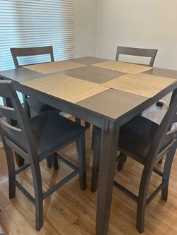 Square dinning room table, 4 chairs