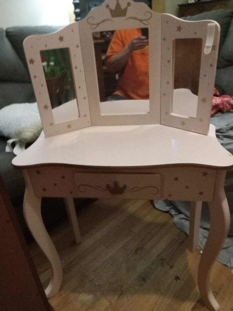 Girls Makeup Desk