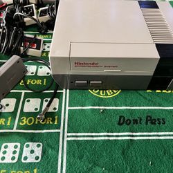 Nintendo NES Entertainment System console w/ 3 controllers and Zapper gun