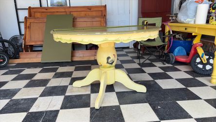 Dining room table seats 4-6 people