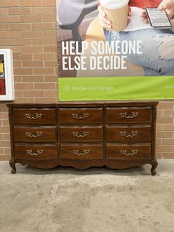 Bassett 9 drawers Dresser