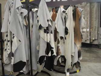 Natural Cowhide Hand-Crafted Area Rug (DS Trading)