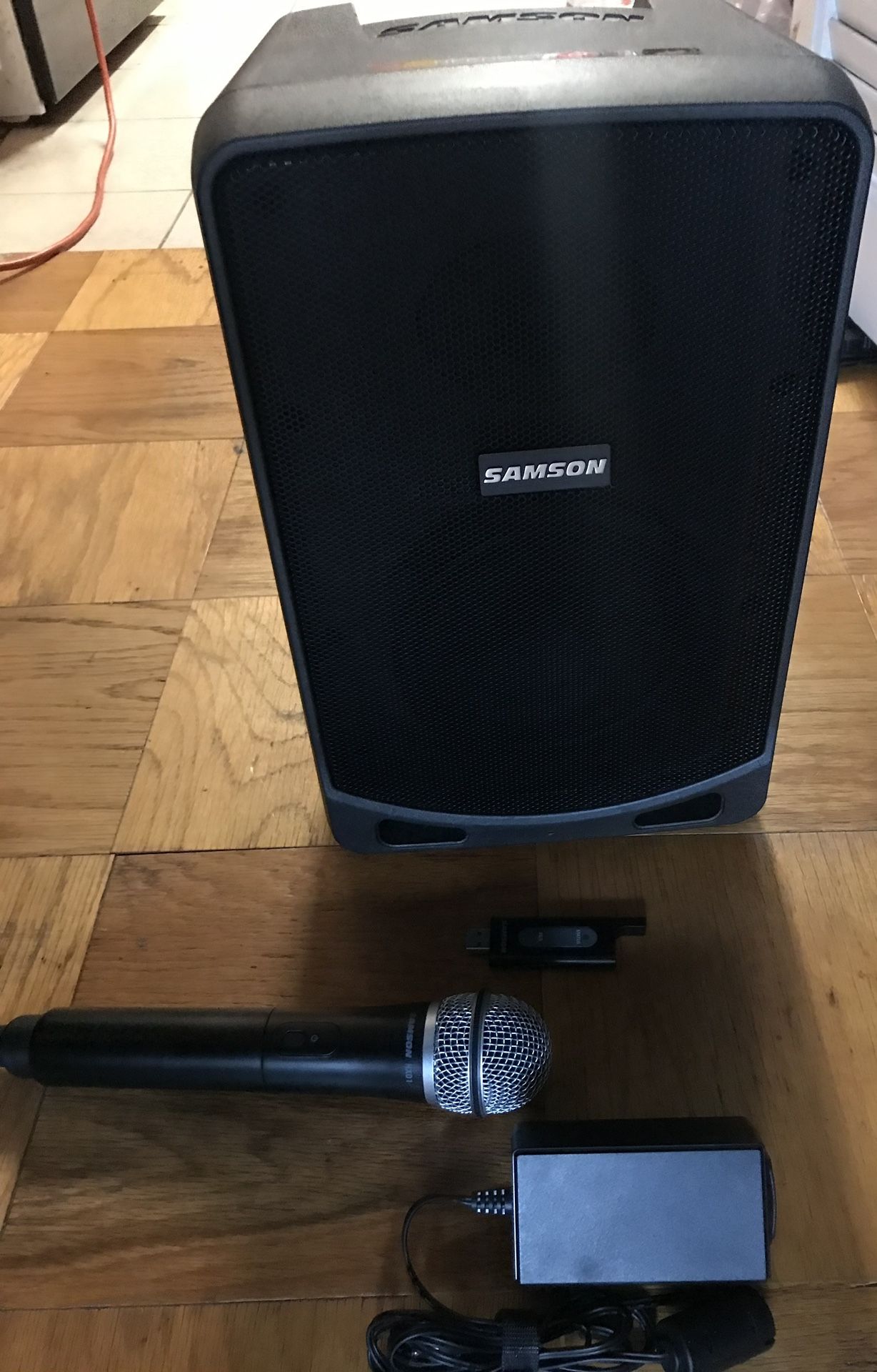 Samson Xp106 Portable Powered Speaker With Wireless Mic.