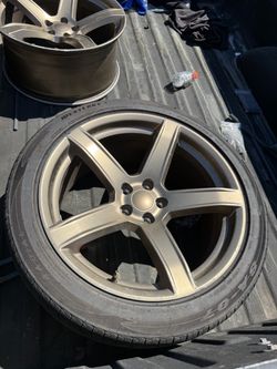 2 5-spokes wheels