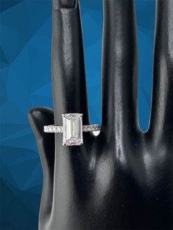 Emerald shape Diamond Ring in white Gold