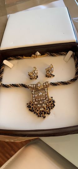 Beautifuln ecklace pearl and restaurants and earrings