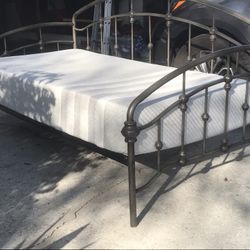 Metal Twin Daybed w/Leesa Memory Foam Mattress