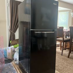 Top Freezer Refrigerator 10.1 cu. ft. Black