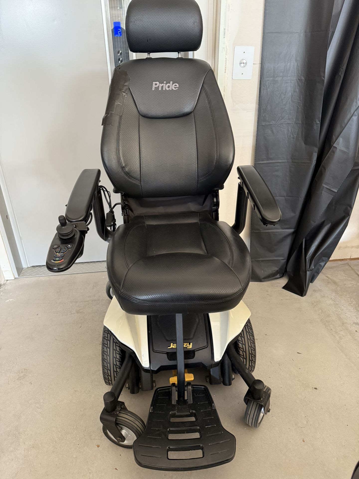Jazzy Air power Chair