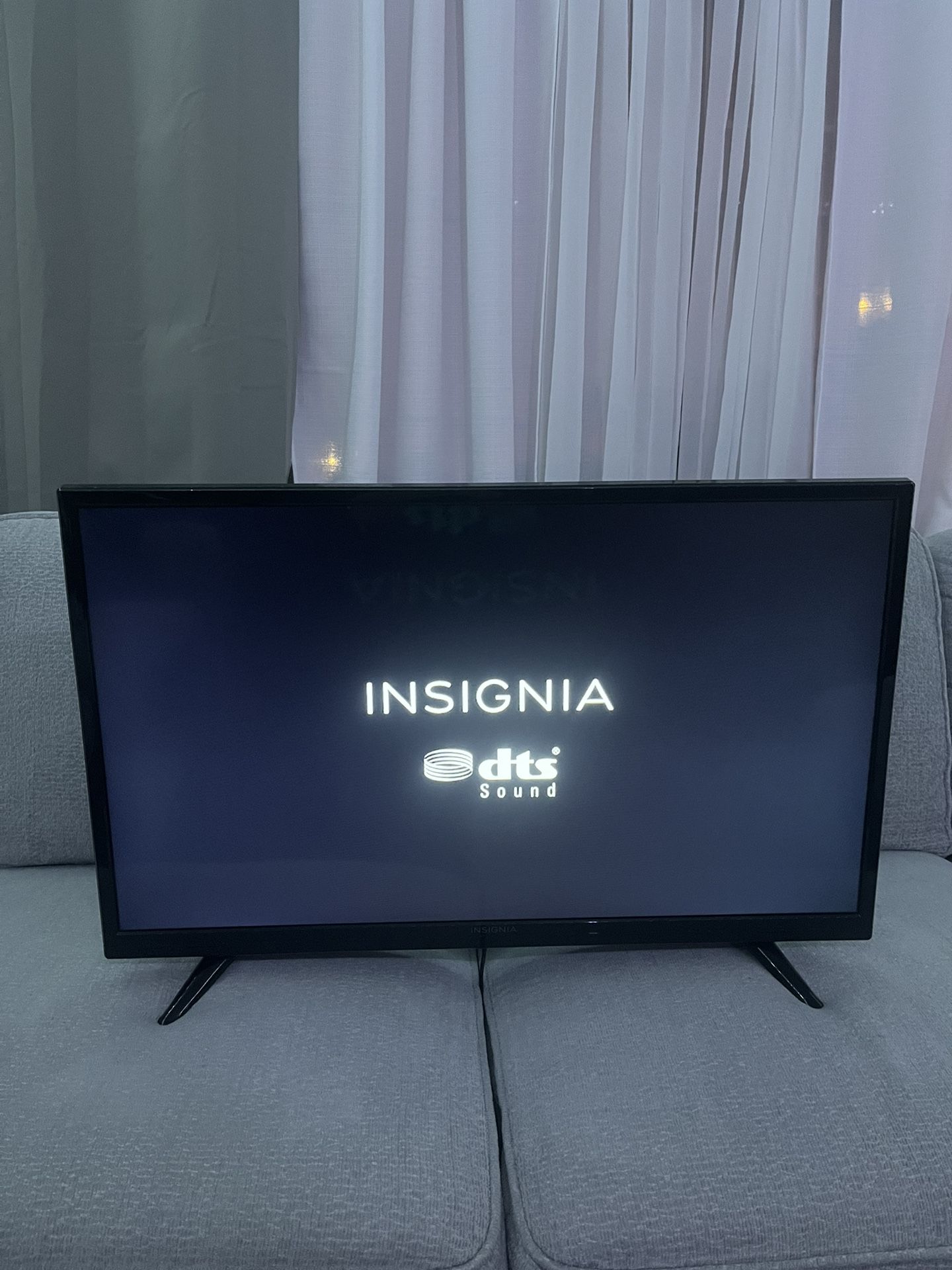 Insignia 32 Inch Flat Screen Tv ( Not Smart ) 