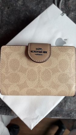 COACH medium corner zip wallet