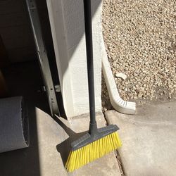 Rubbermaid kitchen broom