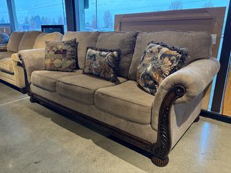 ASHLEY FURNITURE Westerwood Patina Traditional Tan 3-Seater Sofa