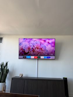 Samsung 65" 4K Smart TV + Full Motion Wall Mount | Great Picture, Works Perfect
