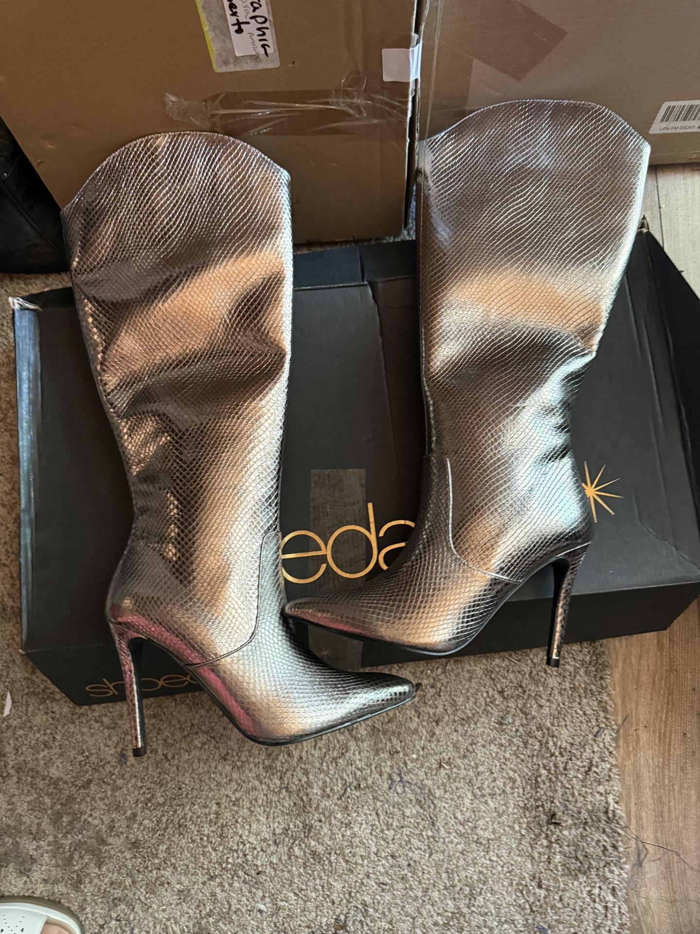 Women Size 7.5 Boots Bee In Box 