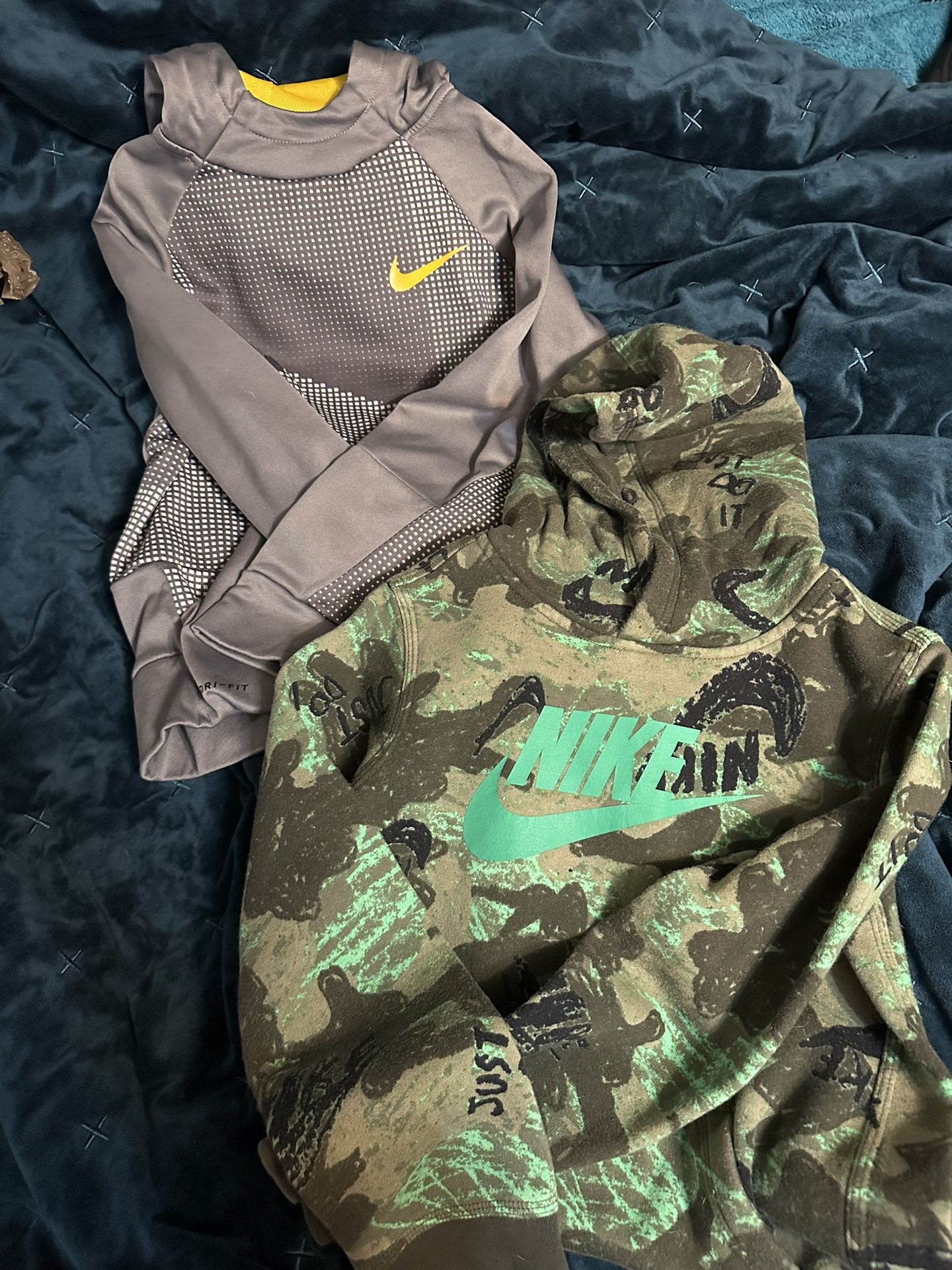 2 Nike Boys Medium Hoodie 