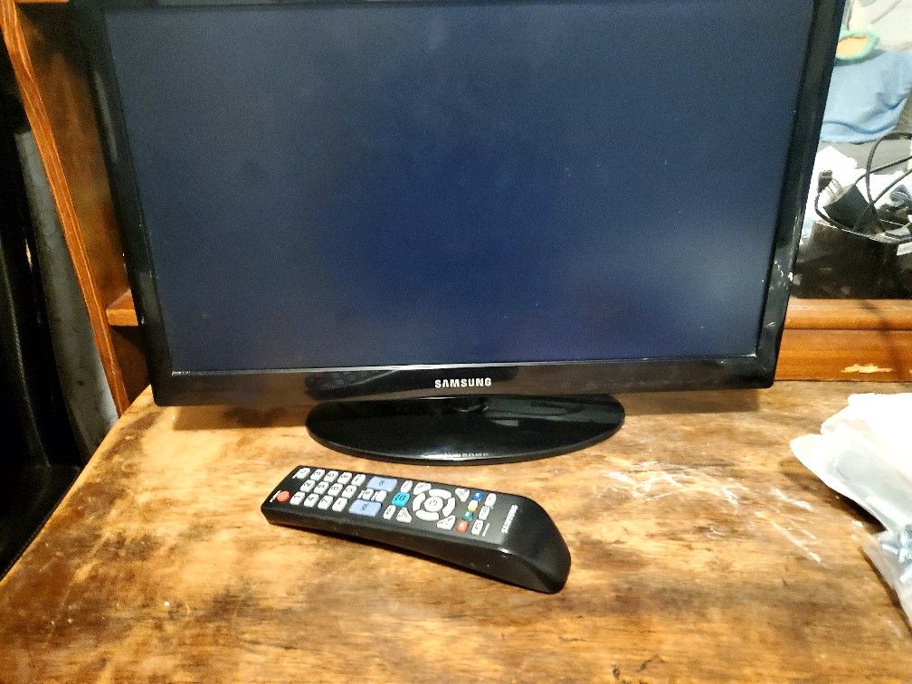 SAMSUNG 19" TV WITH REMOTE CONTROL