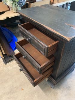 3 drawer end table / bedroom nightstand