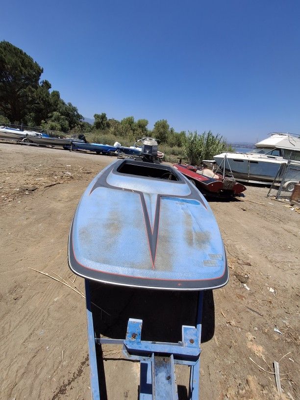 


Sterling full tunnel racing boat, 235 HP Evinrude outboard motor and Trailer 