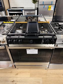 Brand-New Samsung BESPOKE Smart Slide-in Gas Range with True Convection and Air Fry in Stainless Steel NSG6D8500SR