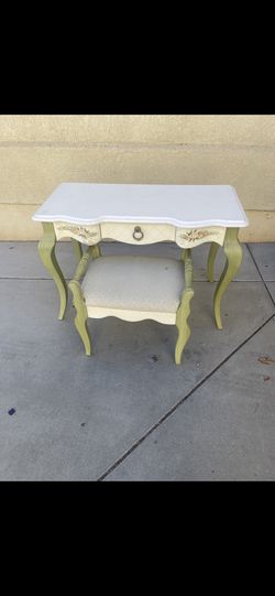 Vintage With Its Chair Beautiful Colors In Excellent Condition
