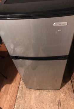 Mini fridge vissani almost new