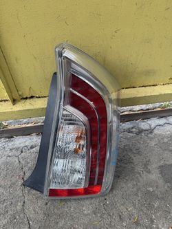 2012-2015 TOYOTA PRIUS RH TAIL LIGHT 