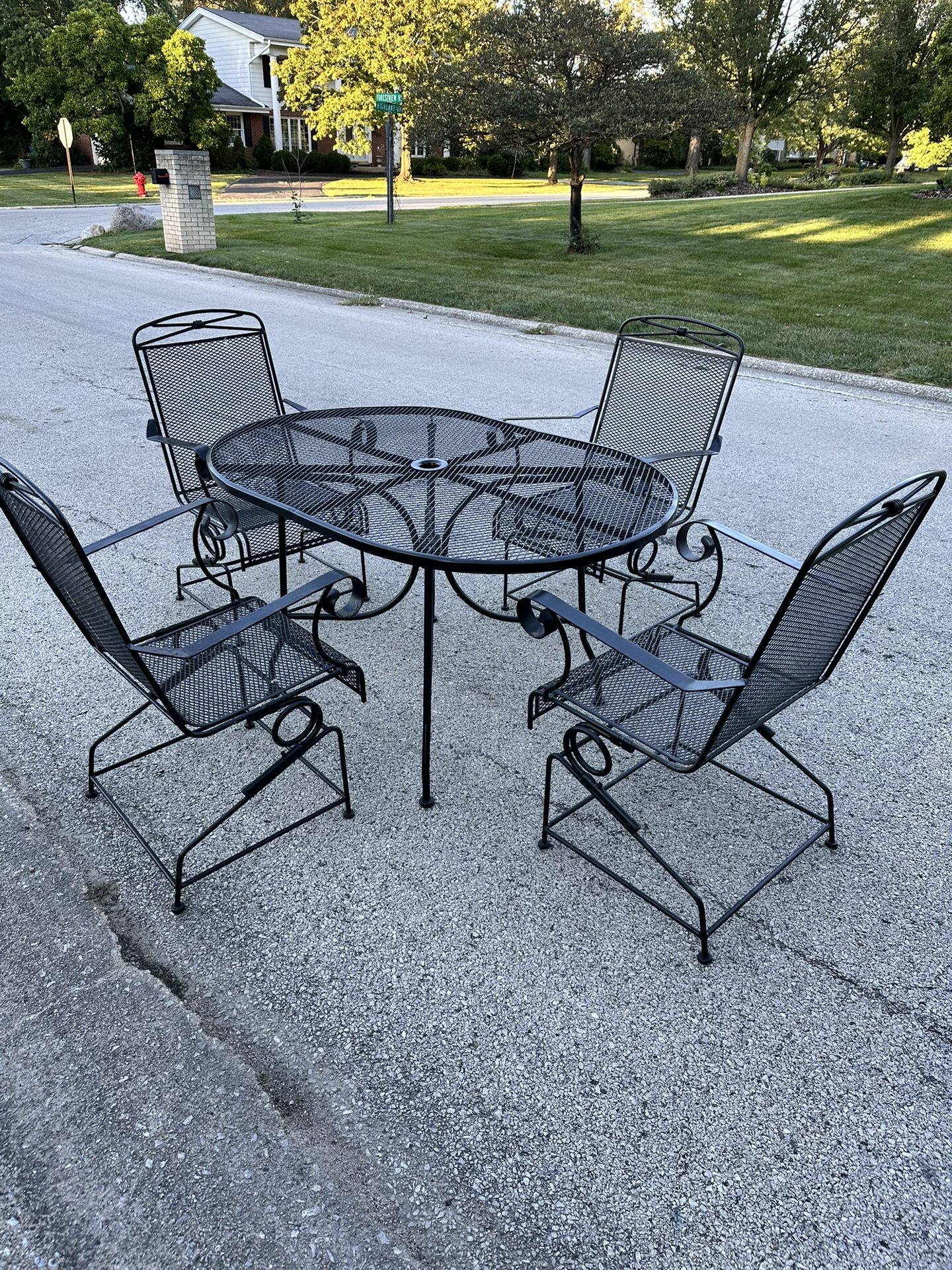Wrought Iron Patio Set, Table And 4 Bouncy Spring Chairs, 54x36, Local Delivery Available For Extra Cost If Needed