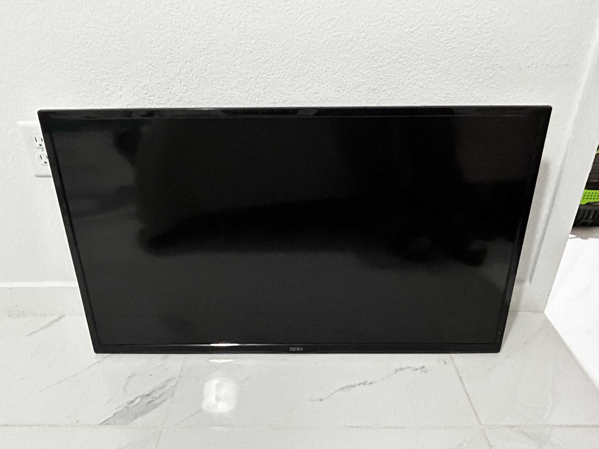 40 Inch (seiki) Tv, With Stand Included