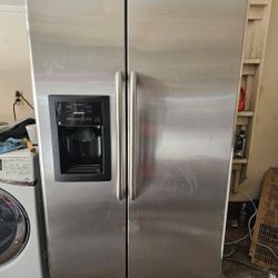GE REFRIGERATOR GOOD CONDITION EVERYTHING WORKS GOOD STILL CONECTED 