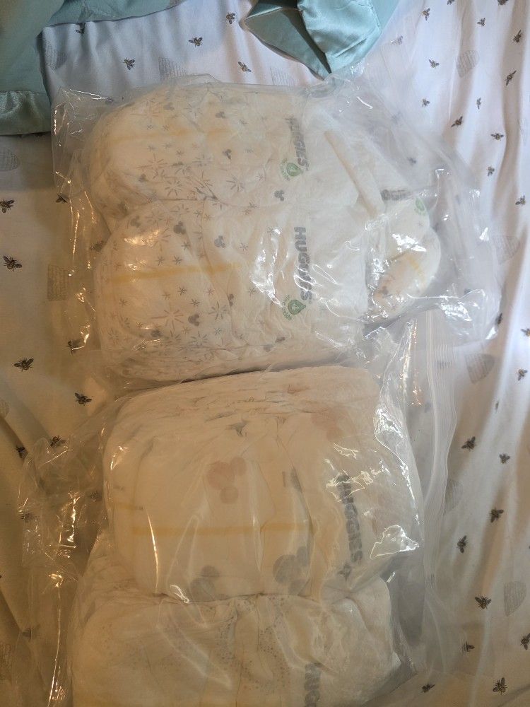 Assortment Of Diapers Size 4 (32 count)